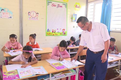 Người thầy 25 năm gắn bó với học sinh vùng cao