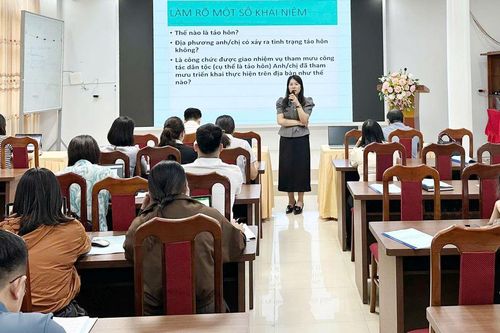 Nâng cao năng lực cán bộ cơ sở trong giảm thiểu tảo hôn