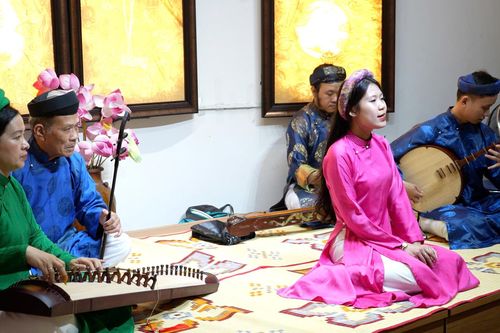 Khách nước ngoài thưởng thức ca Huế thính phòng