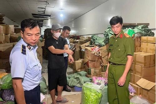 Phát hiện cơ sở biến bánh, kẹo trôi nổi thành hàng nhập khẩu