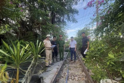 Ninh Bình: Hoa Lư xử lý vi phạm hành lang đường sắt, ngăn nguy cơ tai nạn