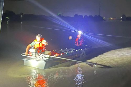 Xuyên đêm cứu 12 người mắc kẹt giữa dòng nước Suối Cái