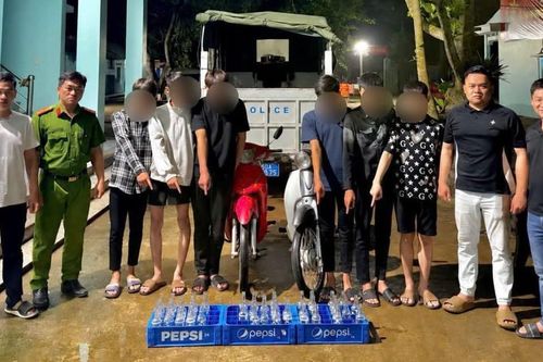 Mang chai thủy tinh ném người đi đường trên QL51: 6 người bị công an mời làm việc