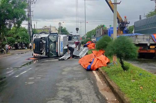 Hai xe tải va chạm trên QL1A qua Đà Nẵng, xe chở thép lật chắn ngang đường