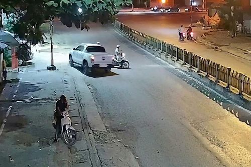 Xe bán tải đi ngược chiều, gặp CSGT rồi luồn lách bỏ chạy