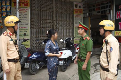 Cảnh sát Hà Nội ghi hình học sinh vi phạm, xử lý cả điểm trông giữ xe