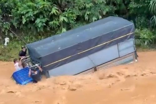 Lâm Đồng: Xe tải bị lũ cuốn khi qua đập tràn, 3 người thoát nạn