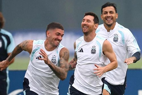 Thủ môn Benin lo đồng đội tranh cãi vì đổi áo với Messi