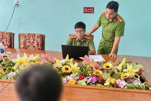 Xử phạt thanh niên chia sẻ video nhóm thanh thiếu niên mang dao 'diễu phố'