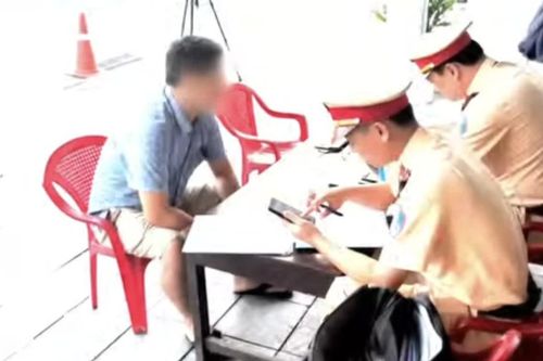 Xe khách bị tước phù hiệu vẫn lưu thông, chủ xe và tài xế bị phạt gần 30 triệu đồng
