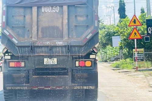 Gia Lai: Cát rơi vãi từ xe vận chuyển, cộng đồng gánh chi phí môi trường