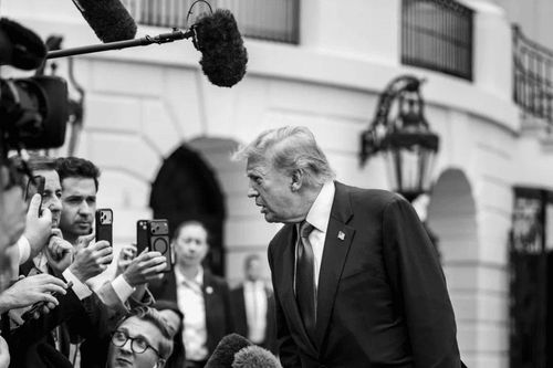 Trước bầu cử, tỷ lệ ủng hộ ông Trump xuống mức thấp kỷ lục