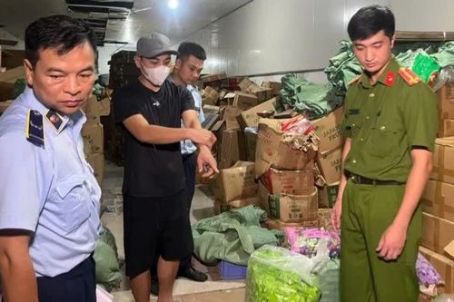 Khởi tố bị can về sản xuất, buôn bán thực phẩm giả tại Hà Nội