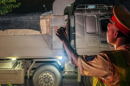 Xuyên đêm tuần tra, CSGT xử lý xe quá tải trên đường phố Thủ đô