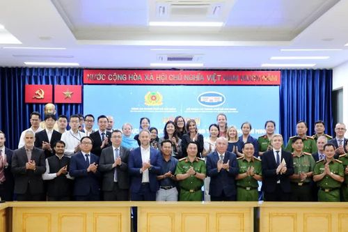 Phối hợp với các cơ quan ngoại giao đấu tranh phòng, chống tội phạm ma túy
