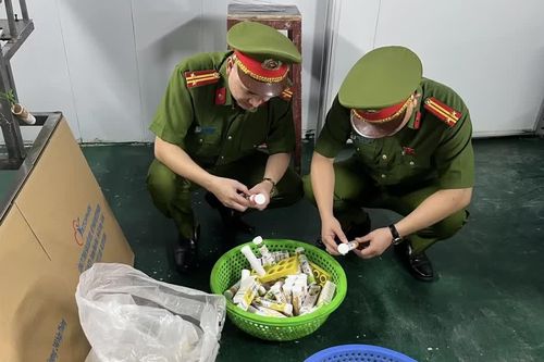 Nguy hiểm từ chất bảo quản trong hàng triệu lọ C sủi giả vừa bị triệt phá như thế nào?