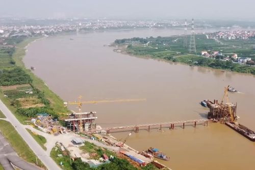 Các trụ chính cầu Mễ Sở đã vươn khỏi mặt nước