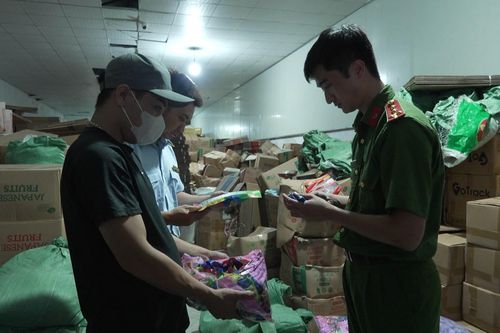Bắt quả tang cơ sở làm giả gần 20 tấn bánh kẹo