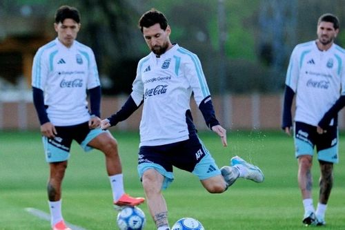 Messi trở lại tập luyện trước trận đấu cuối cùng cho Argentina