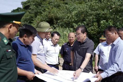 Phó Bí thư Tỉnh ủy, Chủ tịch Ủy ban MTTQ tỉnh Vũ Hồng Quang khảo sát các điều kiện mở lối thông quan Bản Khoòng (Việt Nam) - Nham Ứng (Trung Quốc)