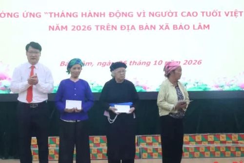 Xã Bảo Lâm tặng quà 3 người cao tuổi hoàn cảnh khó khăn