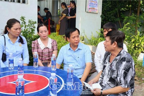 Lãnh đạo xã Năm Căn thăm hỏi gia đình nạn nhân vụ án tại Ấp 3