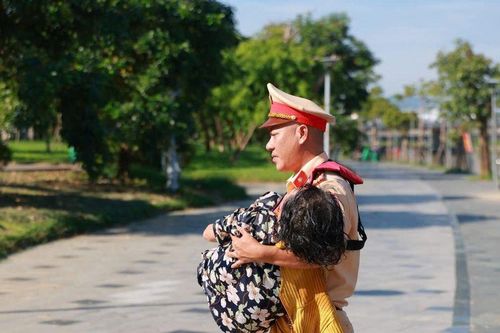 Thượng tá Công an bơi 40m, cùng người dân cứu một phụ nữ trên sông Hương