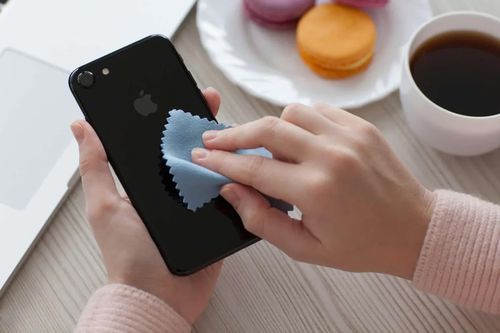 Apple chỉ cách vệ sinh iPhone nhanh gọn, không lo hư hỏng máy