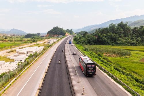 Hơn 120km trên cao tốc Nội Bài - Lào Cai thay đổi ra sao sau một năm mở rộng?