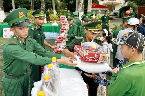 Ấm áp tình quân dân ở vùng đồng bào dân tộc Khmer vùng biên giới