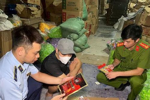 Gần 20 tấn bánh kẹo được 'thay áo' thành hàng Hàn, Nhật, Thái