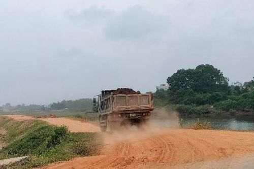 Phường Sơn Tây: Xe chở đất phục vụ dự án gây ô nhiễm môi trường