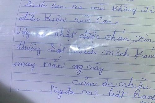 Bé gái sơ sinh bị bỏ lại trước nhà, kèm lá thư 'người mẹ bất hạnh'