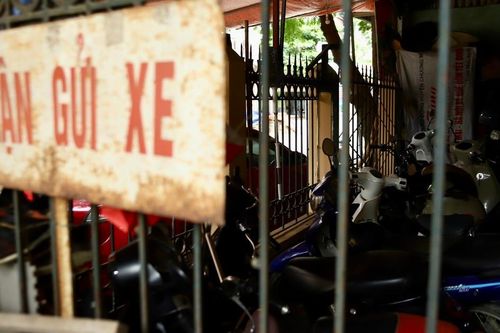 Nguy cơ cháy nổ từ bãi trông xe tự phát quanh trường học