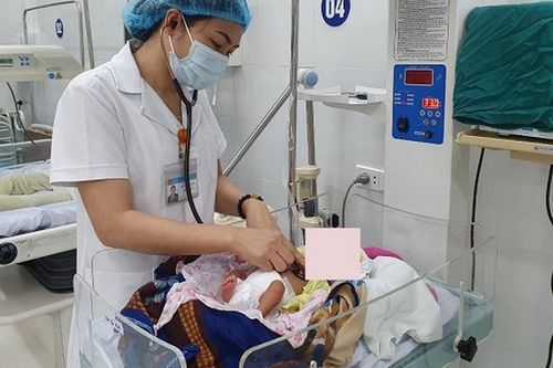 Chữa bệnh bằng kim khâu và đốt đèn, trẻ 33 ngày tuổi lờ đờ, thiếu máu nặng