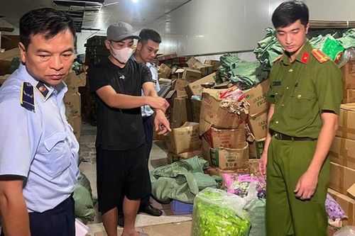 Lật tẩy thủ đoạn phù phép gần 20 tấn bánh kẹo trôi nổi thành hàng ngoại nhập