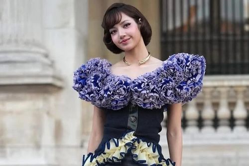 Lisa ngọt ngào bất ngờ tại Paris Fashion Week trong thiết kế Louis Vuitton