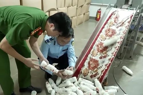 Thu giữ hơn 19 tấn bánh kẹo cho trẻ em là hàng giả