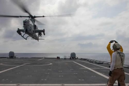 Tàu chiến Mỹ mang trực thăng tấn công AH-1Z hoạt động ở Biển Philippines