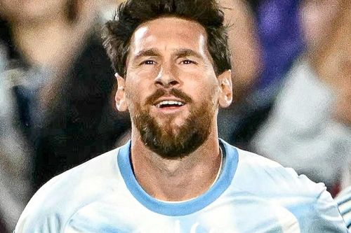Messi khóc