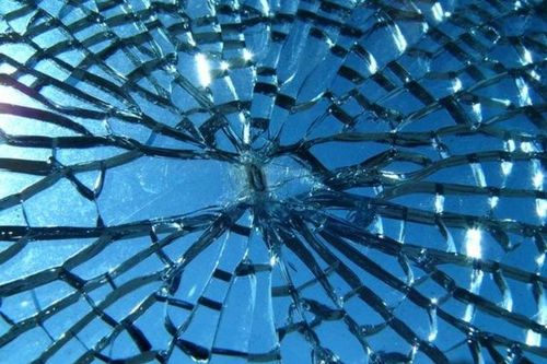Một ô cửa kính vỡ nói gì về kinh tế?