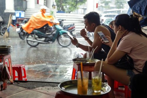 Vì sao mạng di động chậm đi khi mưa lớn?