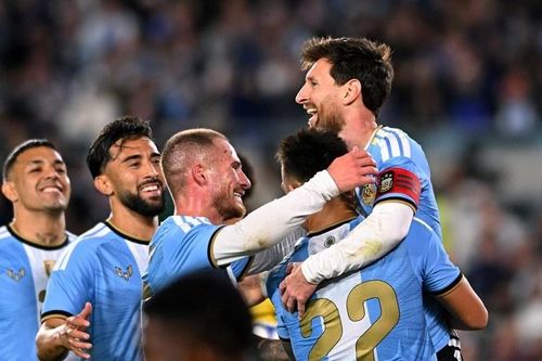 Messi có cái kết, Ronaldo vẫn chưa muốn dừng