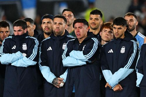 Biểu cảm của đàn em khi Messi nói lời chia tay tuyển Argentina