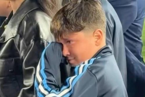 Con trai Messi bật khóc ngày cha từ giã tuyển quốc gia
