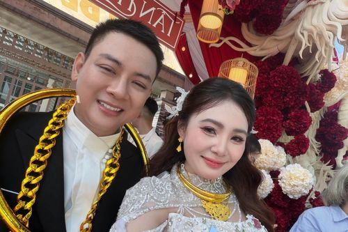 Hoài Lâm hạnh phúc bên vợ kém 9 tuổi