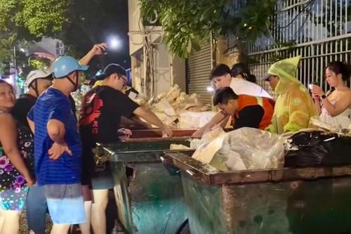 Quán ăn TP.HCM bới 3 thùng rác tìm phong bì tiền cho khách Singapore