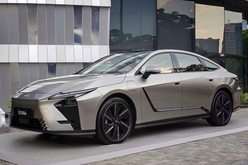 Cận cảnh Lexus ES 500e - sedan thuần điện hạng sang giá gần 3 tỷ đồng