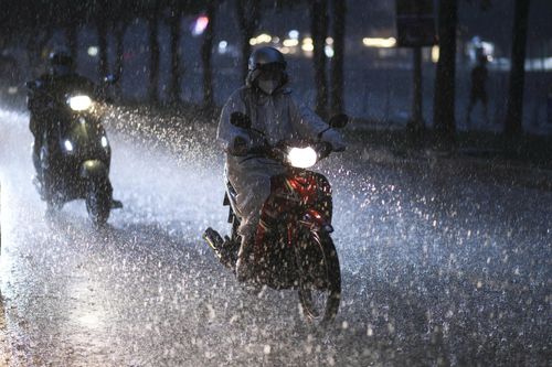 TP.HCM mưa trắng trời kèm sấm chớp giờ tan tầm