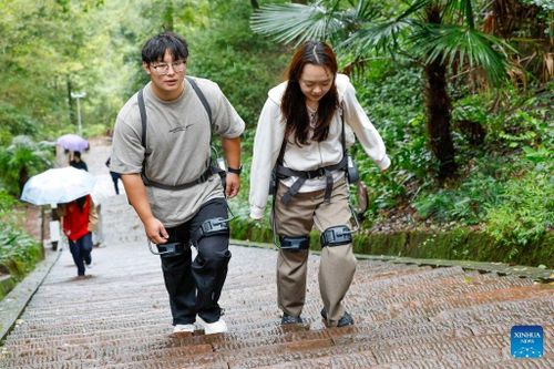 Cho thuê robot 'đỡ chân', hỗ trợ leo núi ở Trung Quốc